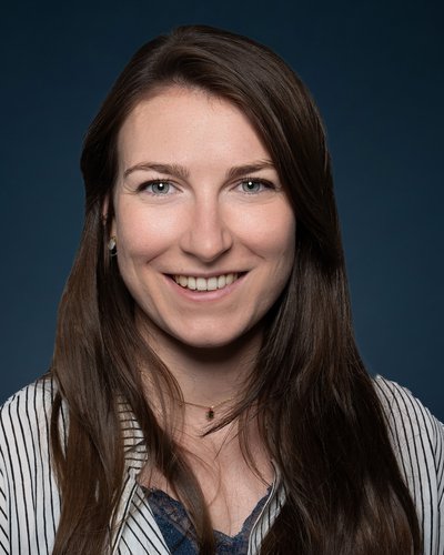 _Chuard_Julie_Hintergrund_Blau