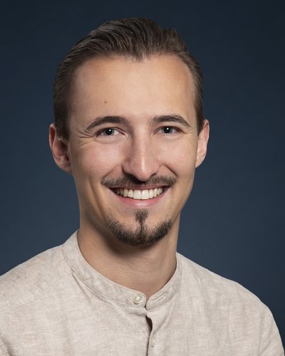 _Hirt_Pascal_Hintergrund blau