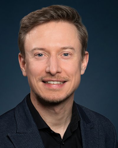 _Käser_Emanuele_Hintergrund_Blau