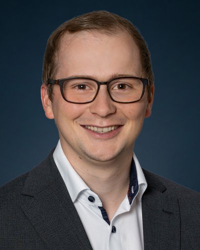 _Kollros_Leonard_Hintergrund_Blau