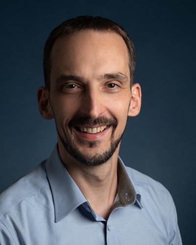 _Kovats_Manuel_Hintergrund_Blau