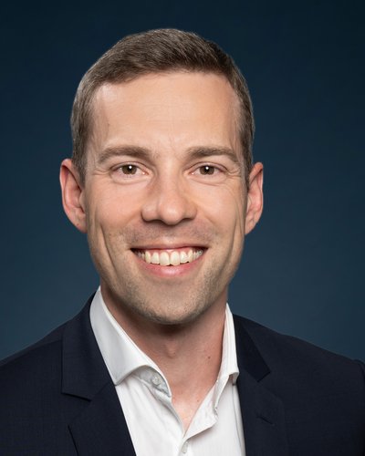 _Laely_Yannik_Hintergrund_Blau